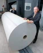 Директор Mazzucchelli Пьерлуиджи Гуерини (справа) с рулоном шириной 2860 мм для Goss Sunday 5000 и Франческо Раписарди из представляющей Goss в Италии Macchingraf 