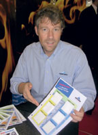 Г. Раух демонстрирует образцы новейших фотообоев. Они разработаны всего 3 месяца назад и появятся в продаже к концу года. Основное отличие от существующих — самоклеющаяся подложка. Компания планирует к 2012 г. продавать материалов для фотообоев на 10 млн евро в год