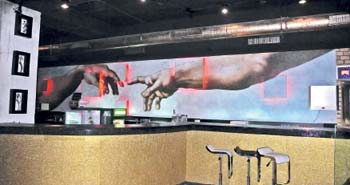 В такой интерпретации бессмертное творение художника обосновалось в ночном клубе 