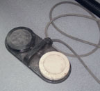 Интересная особенность — педаль управления приводом подачи материала, дублирующая привычные кнопки на панели управления. Её удобство оцениваешь при первой же загрузке рулона, когда обе руки оказываются заняты материалом