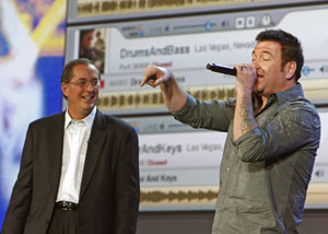 Продемонстрировать выгоды персонализации Internet Полу Отеллини помогал солист Smash Mouth Стив Харвелл