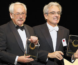 Первых наград за открытие GMR Петер Грюнберг и Альбер Фер удостоились еще в 90‑е годы. На фото — церемония вручения им премии Японского фонда науки и технологий в апреле этого года