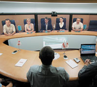Решения на базе Cisco TelePresence Meeting предоставляют возможность вести переговоры, используя для связи IP-сеть и обеспечивая полный эффект присутствия
