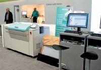 Пример реализации гибридного техпроцесса — CTP Fujifilm на стенде Xerox. На противоположной стороне стенда была офсетная машина от Heidelberg