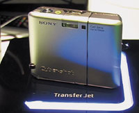 С фотокамеры, оборудованной Transfer Jet, изображения передавались на считыватель; тот, в свою очередь, показывал фотографии на телеэкране