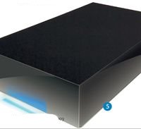 Корпус LaCie Hard Disk разработал известный дизайнер Нейл Поултон (Neil Poulton), о чем свидетельствует крупная надпись на упаковке и левом торце устройства. Впрочем, внешний вид, как говорится, на любителя — больше всего он напоминает обычный параллелепипед, покрытый черным рояльным лаком. Кирпич, одним словом. Все разъемы расположены сзади, а наиболее интересная, на наш взгляд, деталь — полоска светодиодного индикатора состояния, размещенная у переднего края лицевой панели. В темноте она подсвечивает поверхность, на которой стоит накопитель, а вот на свету практически незаметна