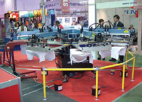 Карусельный трафаретный полуавтомат M&R Sportsman 6/8 (cтенд Stencart) может оснащаться датчиками контроля наличия футболок на печатном столе