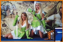 Ожившие эльфы из игры Arena Online на стенде компании CD Team