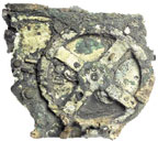 Механизм, который напоминает часовой и представляет собой совокупность бронзовых шестерен и циферблатов, испещренных греческими буквами и цифрами, не спешил раскрывать свои секреты, хотя и был обнаружен еще в самом начале ХХ века