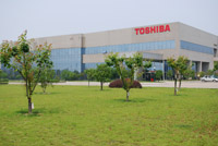 Завод в Ханчжоу занимает площадь 50 тыс. кв. м. и ежемесячно производит 200 тыс. ноутбуков. С лета прошлого года Toshiba перенесла все внутреннее производство ноутбуков на завод в Ханчжоу 