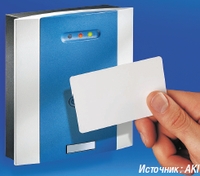 Рисунок 1. При аутентификации с помощью считывателя карт сервер печати передает данные только тогда, когда уполномоченный пользователь оказывается на месте. 