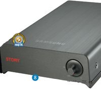 Дизайн этого аппарата, произведенного компанией Samsung, отличается изысканностью и элегантностью. Маленькая прямоугольная коробочка, выполненная из анодированного алюминия, буквально завораживает взгляд. Индикатор состояния, как и в случае с моделью LaCie, светит точно вниз, причем, в отличие от конкурента, его яркость можно регулировать с помощью ручки, размещенной на передней панели. Кстати, по совместительству она выполняет и роль выключателя