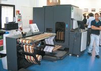 С помощью пульта управления на устройстве намотки рулонной машины HP Indigo оператор задаёт величину усилия натяжения полотна 