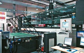 В конструкции ЦПМ Agfa :M-Press Tiger секции трафаретной печати Thieme объединены со струйными модулями Agfa, построенными на базе 64 двухканальных пьезоэлектрических головок