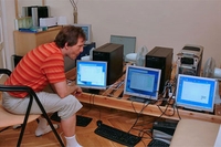 Разработчики Rybka заявили, что их программа играла на кластере из пяти двухпроцессорных узлов по восемь ядер на узел; на фотографии — Васик Раджилич с группой компьютеров, имитирующих реальный кластер 