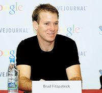 С блогов Брэд Фитцпатрик переключился на интеграцию социальных сетей