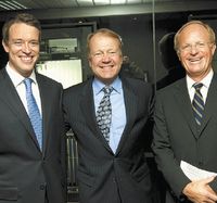 Фредрик Халворсен, генеральный директор Tandberg, Джон Чемберс, глава Cisco, и Ян-Кристиан Опсал, председатель совета директоров Tandberg, добились одобрения сделки