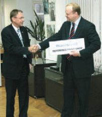 Ярослав Таранко (manroland) вручил Дмитрию Лаврику (