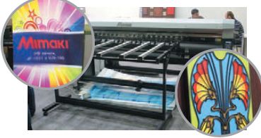 УФ-печать предоставляет очень широкие возможности для творческих людей. Рядом с Mimaki UJV-160 UV показывались любопытные образцы — печать на лентикулярном растре и имитация витражей с ярко выраженным рельефом