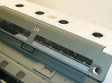 Куда положить пробный или испорченный отпечаток, как не на принтер? Но L25500 не из таких — верх занят несколькими воздухозаборниками для системы охлаждения (их перекрытие быстро приводит к остановке принтера)