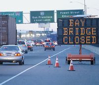 мост через бухту Сан-Франциско по дороге из Сан-Франциско в Окленд из-за обрыва тросов пришлось закрыть на шесть дней. А между тем инерционные датчики, вмонтированные в мост, могли бы предотвратить эту аварию. Несколько сотен крошечных систем MEMS следили бы за перемещениями отдельных компонентов конструкции в различных условиях (например, при сильном ветре или оживленном автомобильном движении). После обработки собранных данных инженерам не составило бы труда спрогнозировать возникновение нештатной ситуации