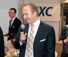 На коктейле для клиентов Дмитрий Стречин поделился новостями от UPM Raflatac: открыв терминал по резке и дистрибуции в Санкт-Петербурге, компания стала первым в России производителем самоклеящихся материалов с собственным каналом дистрибуции. Также открыты офисы продаж в Санкт-Петербурге и Москве. Российское отделение UPM внедрило новую систему сбыта для самоклеящихся материалов UPM Raflatac и бумаги UPM