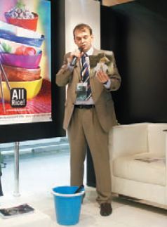 А. Винокуров демонстрирует удобство HP PVC-Free Wall Paper