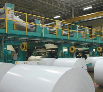 Для точности сравнения, на предприятии New Page на одинаковые листы был разрезан один рулон бумаги Futura Laser, а пачки были доставлены девятерым производителям печатного оборудования, где и проходило тестирование в рамках программы IPA Digital Print Forum. На фото — бумажная фабрика New Page в Висконсине