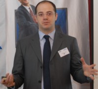 Андреас Лоренц вручает Сергею Пацкевичу награду "за экстраординарные достижения в продаже и продвижении мониторов AOC на российском рынке в 2009 году" 