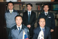 В первом ряду — главы компаний: генеральный директор и президент KMi Нам Кхю Ли, управляющий менеджер A. S. Ink & Chemical Кхю Санг Ён. Во втором (слева направо): управляющий директор KMi Джейсон Ли, торговый представитель A. S. Ink & Chemical Сён Хи Хан, заместитель управляющего директора KMi Хан-Дже Чо