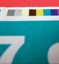 Стандартная серая контрольная плашка со шкалами для измерения плотности красочной плашки в коммерческой печати, размещаемая на обрезаемых участках. Источник: System Brunner