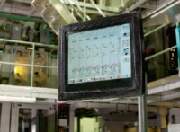 На мониторе встроенной CCS отображаются настройки красочных зон. Вверху— плотность красочного слоя и растискивание, внизу— 6-угольники с общим цветовым балансом. Источник: Quad/Tech & System Brunner