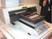 УФ-плоттер Mimaki UJF-3042 — хорошо видны разложенные на носителе изделия. Кстати, обозначение 3042 в названии плоттера не случайно, оно обозначает размер носителя 