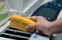 Технология Solid Ink устроена так, что наносить чернила можно практически на любой носитель. Твёрдочернильные брикеты — единственный расходный материал. Их можно заряжать во время работы устройства 