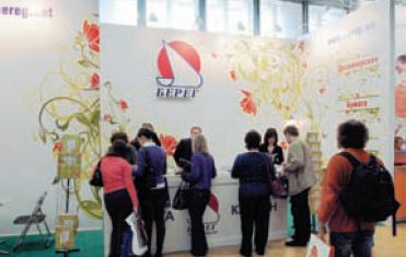 Стенды поставщиков бумаги отличались роскошной монументальной застройкой 