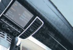 Эффект кожаной обивки автомобильного интерьера передается при помощи специальных текстурных добавок в лак, придающих поверхности оттиска особый рельеф