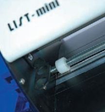 Производитель плоттера заботливо предусмотрел место для хранения не использующихся инструментов: ножа и вычерчивателя