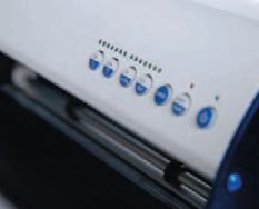 Управление выполняется с небольшого пульта на корпусе плоттера. Кнопки имеют двойное назначение в зависимости от того, в каком режиме находится устройство: рабочем или паузы