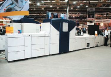 Об успехе проекта свидетельствует и степень интереса посетителей — снимки Xerox Color 1000 (слева) и Xerox iGen4 сделаны примерно в одно время. Для первого пришлось изрядно ждать, пока стала видна хотя бы половина 1000-й