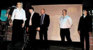 Перед началом презентации новых продуктов директор представительства Corel Сергей Фенёв (второй слева) представил интернациональную команду компании и передал слово исполнительному вице-президенту по продажам Аманде Бедбороу (слева). Справа от Фенёва — директор по продажам в регион EMEA Бретт Денли, директор по маркетингу российского представительства Константин Савицкий и менеджер по работе с партнёрами Анна Иванова 