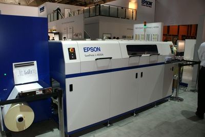 Коммерческая версия Epson SurePress L4033A внешне заметно отличается от показанных ранее прототипов. Первые машины должны быть отправлены в этом году на бета-тестирования в типографии 