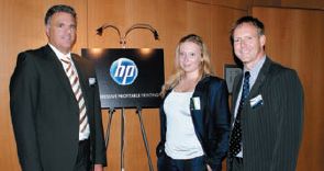 Директор по рекламе и маркетингу LRT Екатерина Ионова в окружении представителей HP, ключевого партнёра LRT. Слева— отвечающий за Центральную и Восточную Европу бизнес-менеджер направления Sign & Display/Scitex Маркус Глейснер, справа — менеджер по маркетингу этого подразделения Йорга-Питер Кобер