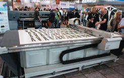 Планшетная система резки Kongsberg на стенде HP демонстрировала аппаратные возможности по вырезанию сложных контуров, а также функционал ПО i-Cut Suite