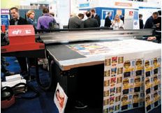 Среди особенностей EFI Rastek T1000— формат 2,5в1,3м, скорость печати до 45м2/ч; печать белым под и над цветным слоем без замедления скорости