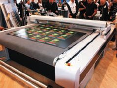 Популярный Oce Arizona, благодаря белым чернилам, выдаёт качественные изображения даже на тёмных материалах. Белые чернила востребованы— это было заметно и на стендах конкурентов