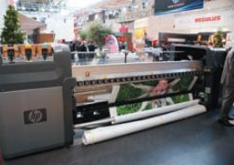 В HP считают, что для печати по тканям флагов, баннеров и т. п. отлично подойдут все принтеры с технологией Latex, включая новый LX800. Количество материалов, совместимых с этими чернилами, множится с каждым днём