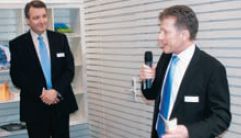 Генеральный директор Muller Martini Бруно Мюллер передает слово руководителю английского представительства Андреасу Шиллингеру для представления инноваций 