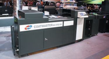 Южнокорейская GMP весьма активна в сотрудничестве с производителями ЦПМ – ламинаторов и лакировальных машин от этого производителя на чужих стендах можно было насчитать больше, чем на собственном. На снимке – новая система УФ-лакирования в линию COATMASTER-in 3752 UV для HP Indigo 7500