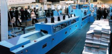 Линия КБС Bolero стала быстрее – до 9000 кн./ч, ускорена переналадка; для проклейки корешков и боковой можно применять клей PUR; трёхножевой подрезчик Orbit гарантирует высокое качество подрезки