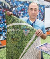 Даниель Сломка из Asphalt Art International демонстрирует одну из новинок — SoftWalk. Мягкий запечатываемый материал весьма популярен в фитнесс-центрах и спортивных клубах